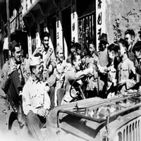 Втората световна война: Китай. Намериканският развлекател Джо Е. Браун, който кара джип, натоварен с G.I.S, поздравявайки китайските деца на улицата. Снимка, C1942. Печат